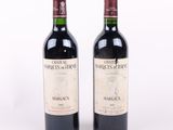 deux bouteilles de vin rouge posées l'une à côté de l'autre sur une surface blanche