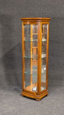 une vitrine en bois comportant des étagères en verre et d'autres étagères à l'intérieur