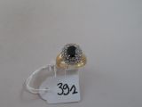 une image représentant une bague en or surmontée d'une pierre noire