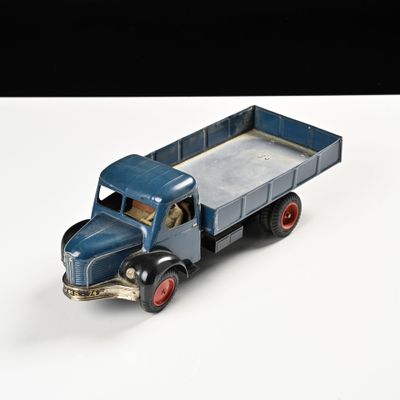 un camion jouet posé sur une surface blanche