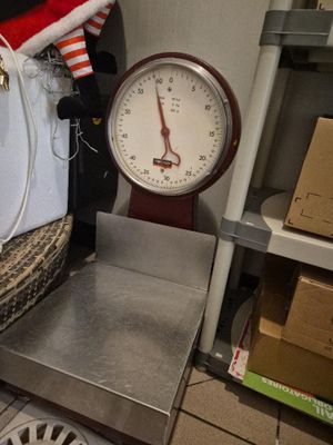 l'image d'une balance sur laquelle est posé un sac