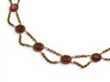 gros plan d'un collier sur une surface blanche