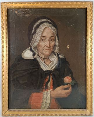 portrait d'une vieille femme tenant une rose à la main