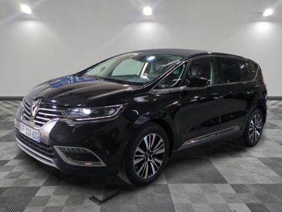 La camionnette noire est garée sur un sol en damier dans un garage.