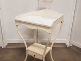 une petite table blanche sur laquelle est posé un miroir