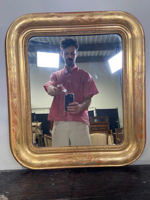 un homme se prenant en photo dans un miroir