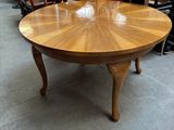 une table en bois entourée de chaises dans un entrepôt