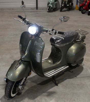 un scooter garé dans un garage