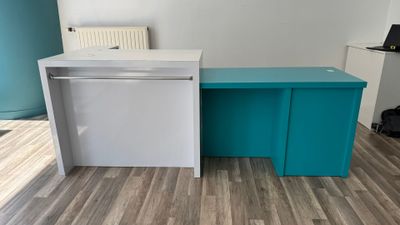 Comptoir d'accueil en stratifié bois laqué blanc et bleu ouv…