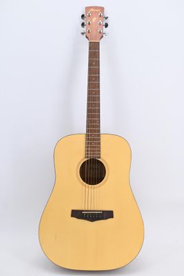 une guitare acoustique posée sur une surface blanche