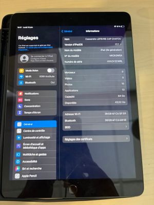 une tablette posée sur une table en bois