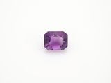 des pierres précieuses violettes (améthystes) sur fond blanc