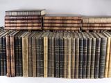 plusieurs vieux livres empilés les uns sur les autres sur une étagère