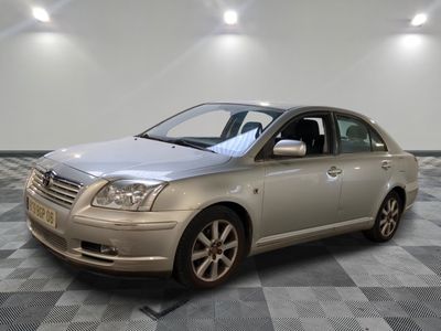 la photo d'une voiture garée dans un garage