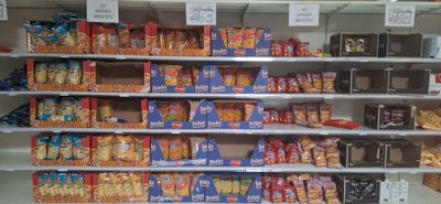de nombreuses collations dans les rayons du magasin