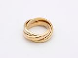 gros plan d'une bague en or sur une surface blanche