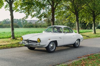une voiture blanche qui roule sur la route