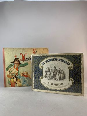 deux livres posés l'un à côté de l'autre sur une table
