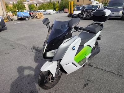 une moto blanche et verte garée sur un parking