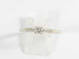 gros plan d'une bague en diamant sur fond blanc
