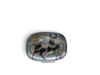 une petite boîte en métal sur laquelle figure l'image d'un homme à cheval