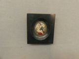 une horloge accrochée au mur de la salle de bains