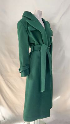 un manteau vert sur un mannequin, un mannequin, un mannequin, un mannequin, un mannequin, un mannequin, un mannequin, un mannequin, un mannequin