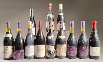 plusieurs bouteilles de vin sont alignées sur une table