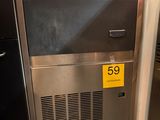 une machine à glaçons en acier inoxydable installée dans un coin de la cuisine