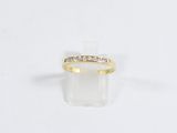 une bague en or jaune avec des diamants sur fond blanc