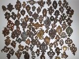 de nombreux types de croix métalliques sur un fond blanc