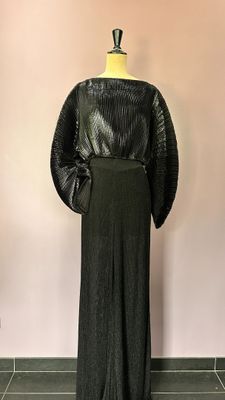 une femme en robe noire debout à côté d'un mannequin, mannequin, mannequin, mannequin, mannequin, mannequin, mannequin, mannequin, mannequin, mannequin, mannequin, mannequin, mannequin, mannequin, mannequin, mannequin, mannequin, mannequin, mannequin, mannequin, mannequin, mannequin, mannequin, mannequin, mannequin, mannequin, mannequin, mannequin, mannequin, mannequin, mannequin, mannequin, mannequin, mannequin, mannequin, mannequin, mannequin, mannequin, mannequin, mannequin, mannequin, mannequin, mannequin, mannequin, manne