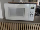 un micro-ondes posé sur un comptoir dans un magasin