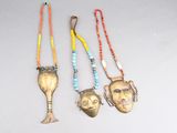 trois colliers composés de perles dorées et turquoise, ornés de visages