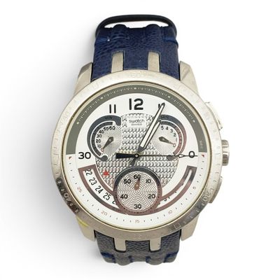 gros plan d'une montre sur une surface blanche