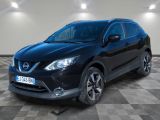 La Nissan QX-V noire est garée sur un sol à damier