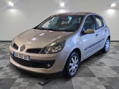 la photo d'une voiture argentée garée dans un garage