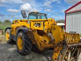 un tracteur garé devant un bâtiment