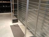 une vitrine en verre au milieu d'un magasin