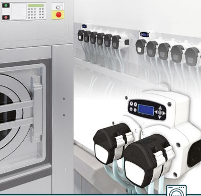 une photo d'un lave-linge et d'un sèche-linge dans une buanderie