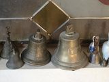 tout un tas de cuillères posées sur une étagère