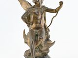 statue en bronze représentant un Cupidon muni d'un arc et de flèches, posée sur un socle en marbre
