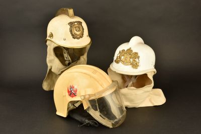 trois types de casques exposés sur un fond noir
