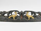 deux oiseaux perchés sur un morceau de bois
