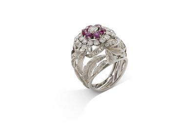 gros plan d'une bague en diamant et rubis sur fond blanc