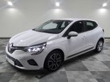 Une voiture blanche est garée sur un sol en carrelage à damier.