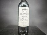 une bouteille de vin rouge posée sur une table noire