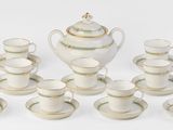 beaucoup de tasses et de soucoupes sur la table