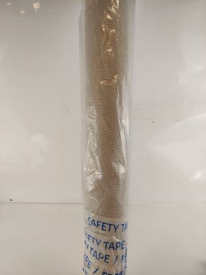 un rouleau de papier toilette emballé dans du plastique posé sur un comptoir