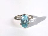 une image d'une bague avec une pierre en topaze bleue